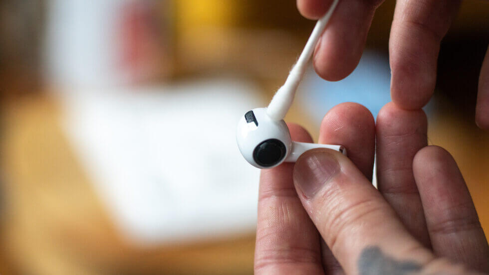 Clean outlet apple earphones